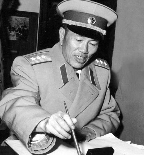 原创海军司令携妻子回乡探亲却在老家遇见儿时童养媳苦等自己20年