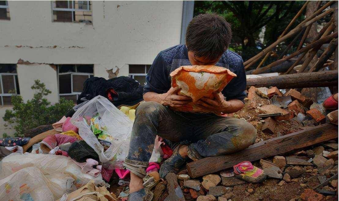 原创汶川大地震中的伟大父亲徒步25公里只为把儿子背回家