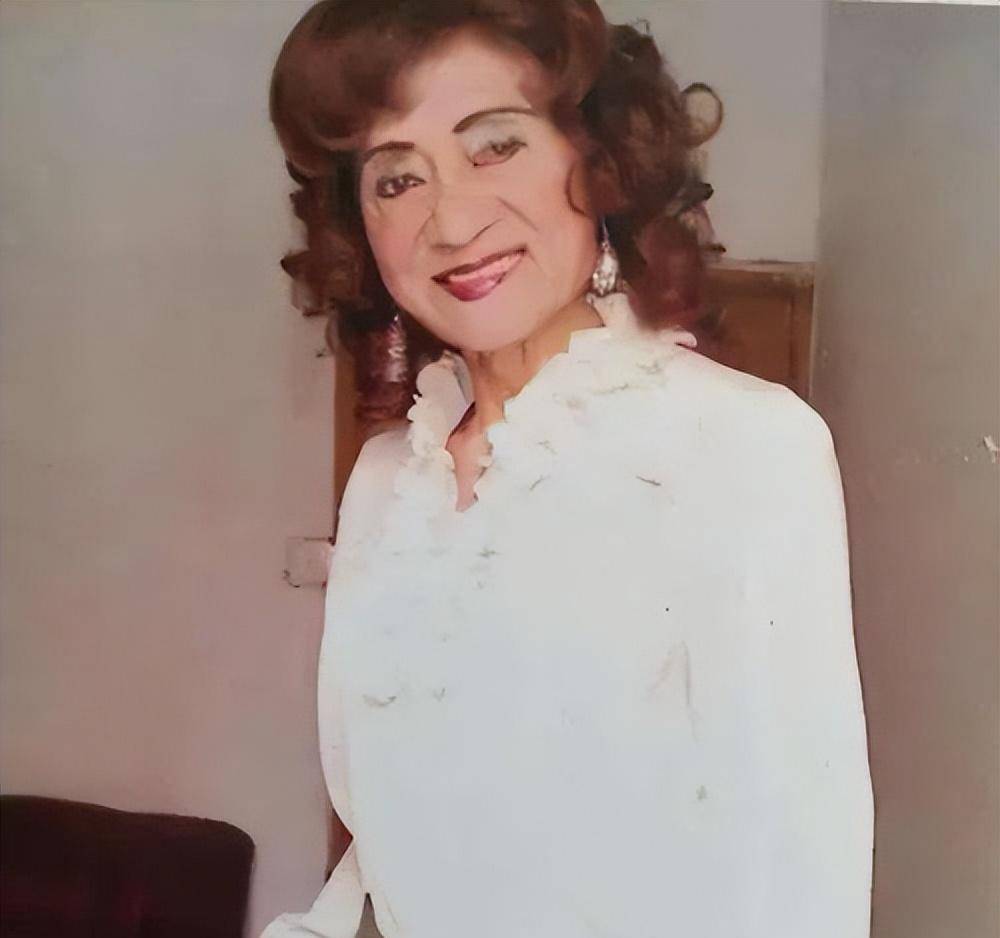 特务万国雄男扮女装与爱人白天姐妹晚上夫妻因亲妹检举入狱