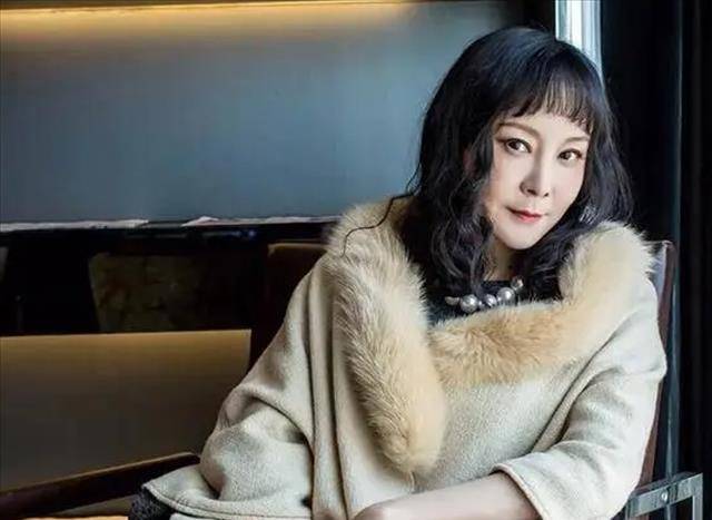 原创54岁红楼梦晴雯近况替夫还债千万泪崩自述丈夫死后租房住