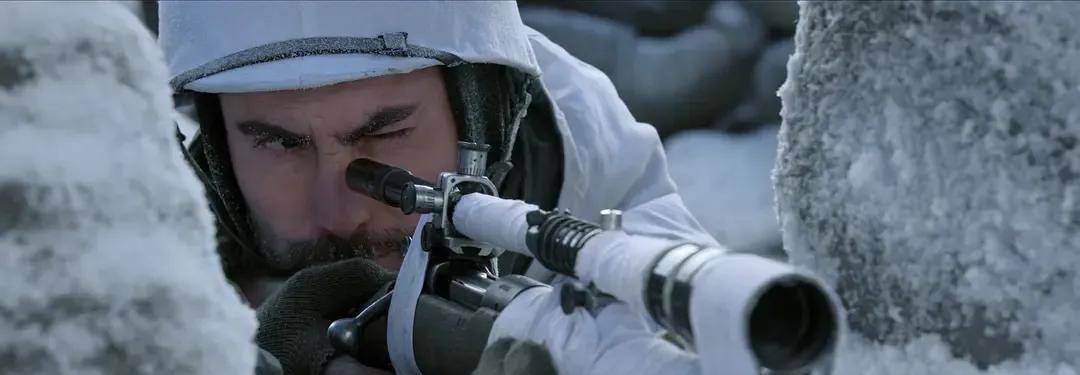 电影《狙击手》剧照这个假动作显然骗过了对手,对方暂时停止了射击.