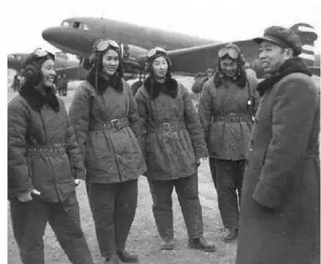 1963年徐廷泽驾机投诚大陆刘亚楼亲自接见奖励黄金2500两