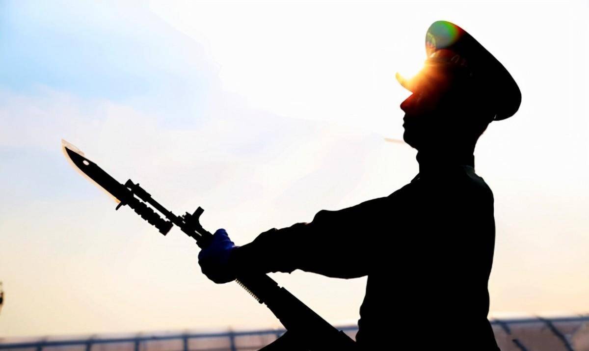 原创三军仪仗队使用的礼宾枪是真枪吗为何总是咔咔响