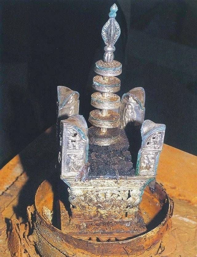 2001年重修雷峰塔时发现神秘地宫出土两件国宝轰动世界