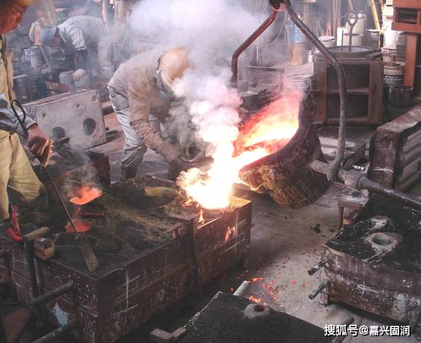 熔炼前期的准备工作原材料和回炉料的准备:原材料包括电解铜,金属铝