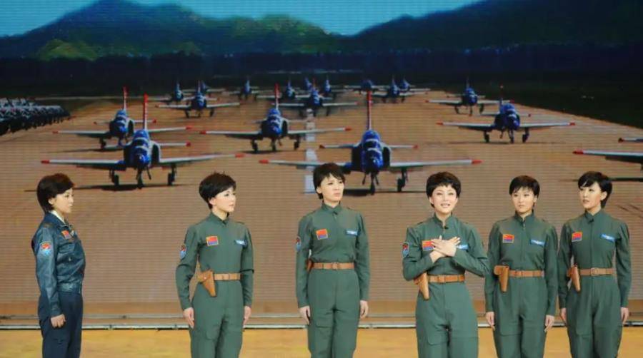 空军英烈余旭牺牲后,36万群众挥泪送别,墓地一年四季鲜花环绕_飞行_的