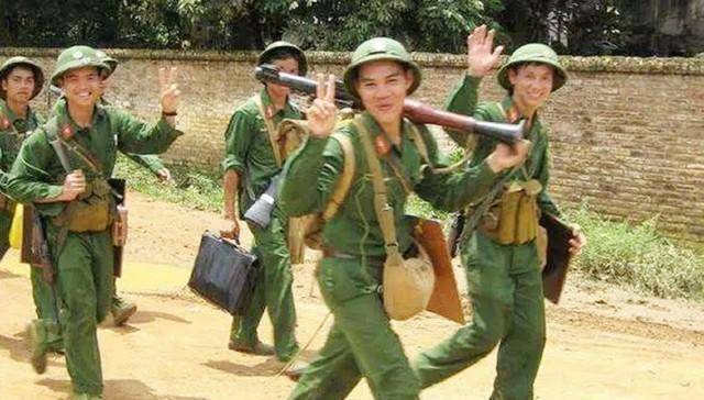 原创坍塌式腐败的越南军队女军官高调背lv包还一脸嚣张