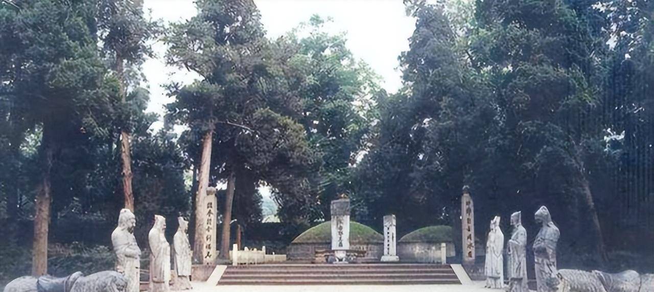 1958年刘文彩坟墓被撬开尸骨被扔野外4天后守墓人追随而去