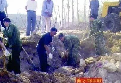 乌国庆在办案中,非常重视对犯罪现场痕迹物证的分析研究.