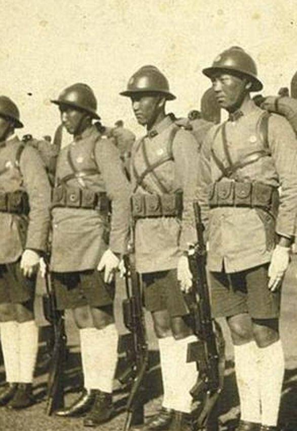 有德国克虏伯重炮,法国哈奇克斯气冷式高射机枪和法式头盔,比利时步枪