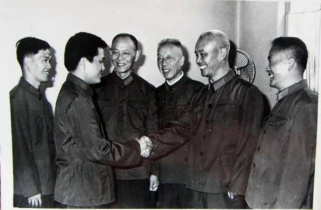 1963年徐廷泽驾机投诚大陆刘亚楼亲自接见奖励黄金2500两