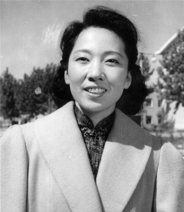 在于蓝将近一个世纪的漫漫人生路中,她除了是中国电影史上一颗璀璨的