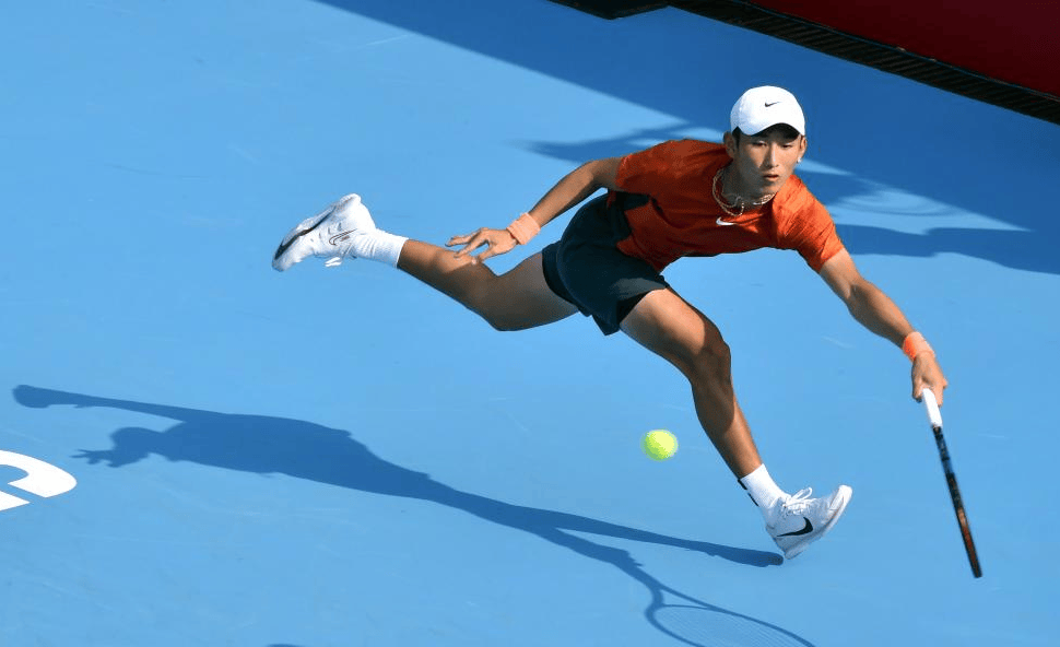 网球公开赛男单正赛首轮比赛中,中国选手商竣程以2比1战胜塞尔维亚