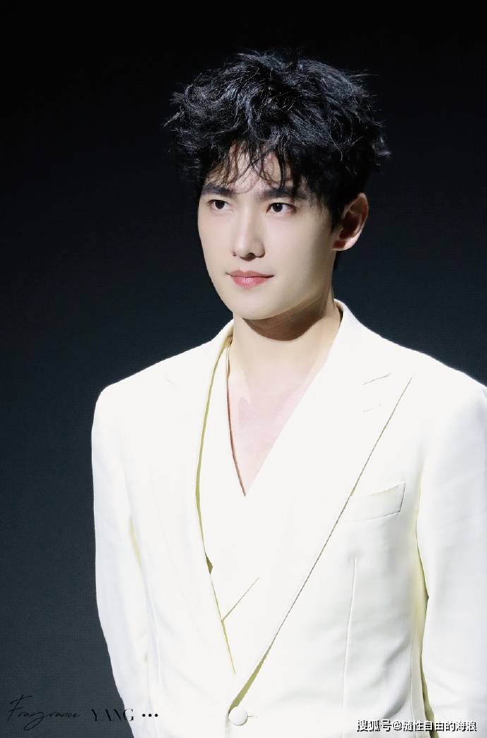 杨洋今日份品牌活动造型小卷发搭配白色西装真的好帅啊