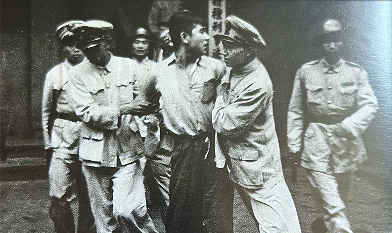 "王孝和瘦了很多,胡子头发乱成一团,身上还有未干的血迹,显然在牢里受