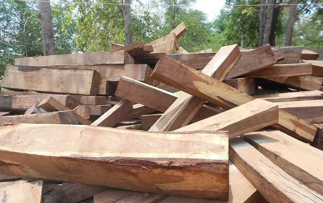 原创2014年四川首善刘汉曾为汶川捐5000万被抓时缴获一个排的武器