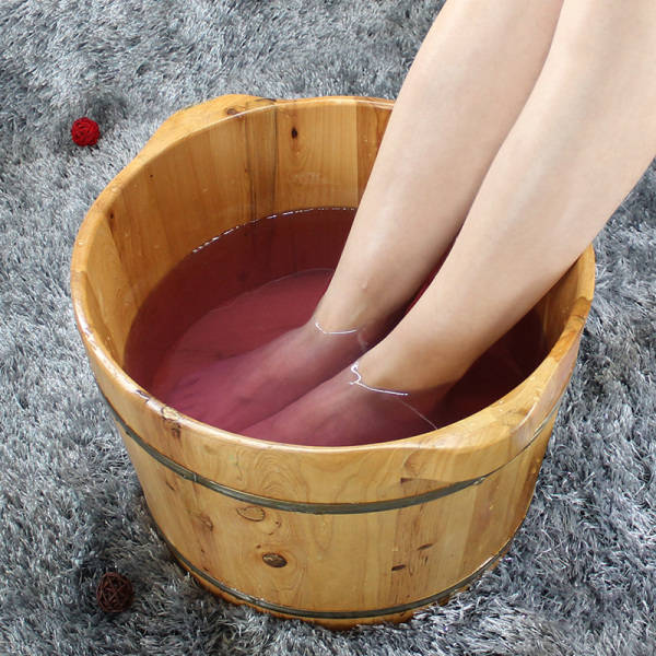 对于脚汗较多或脚臭的人,建议每周3~4天使用温水加一片高锰酸钾泡脚