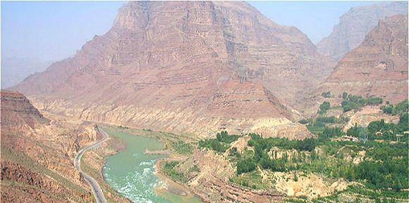 这里是一个三面环水的小盆地,东边是寺沟峡,西边是积石峡,北边是滚滚