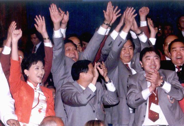 2001年北京申奥成功的场景:举国上下一片欢腾,图4让人感动落泪