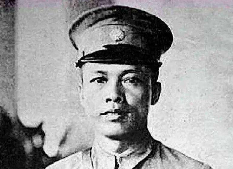 原创1946年拔枪互射案孔令伟偶穿女装引得龙云三公子在公园调戏