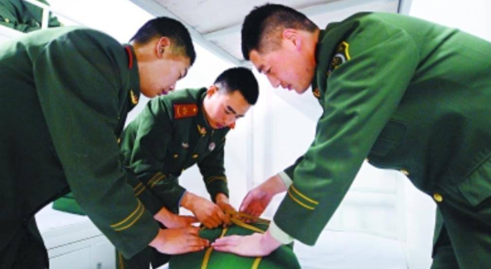 原创中国第一升旗手高红甫11年6200次升旗零失误退伍拒绝百万年薪