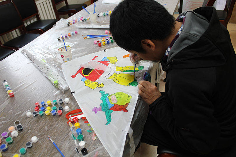 原创职康站开展巧手绘纸鸢梦想飞篮天彩绘风筝放飞风筝活动