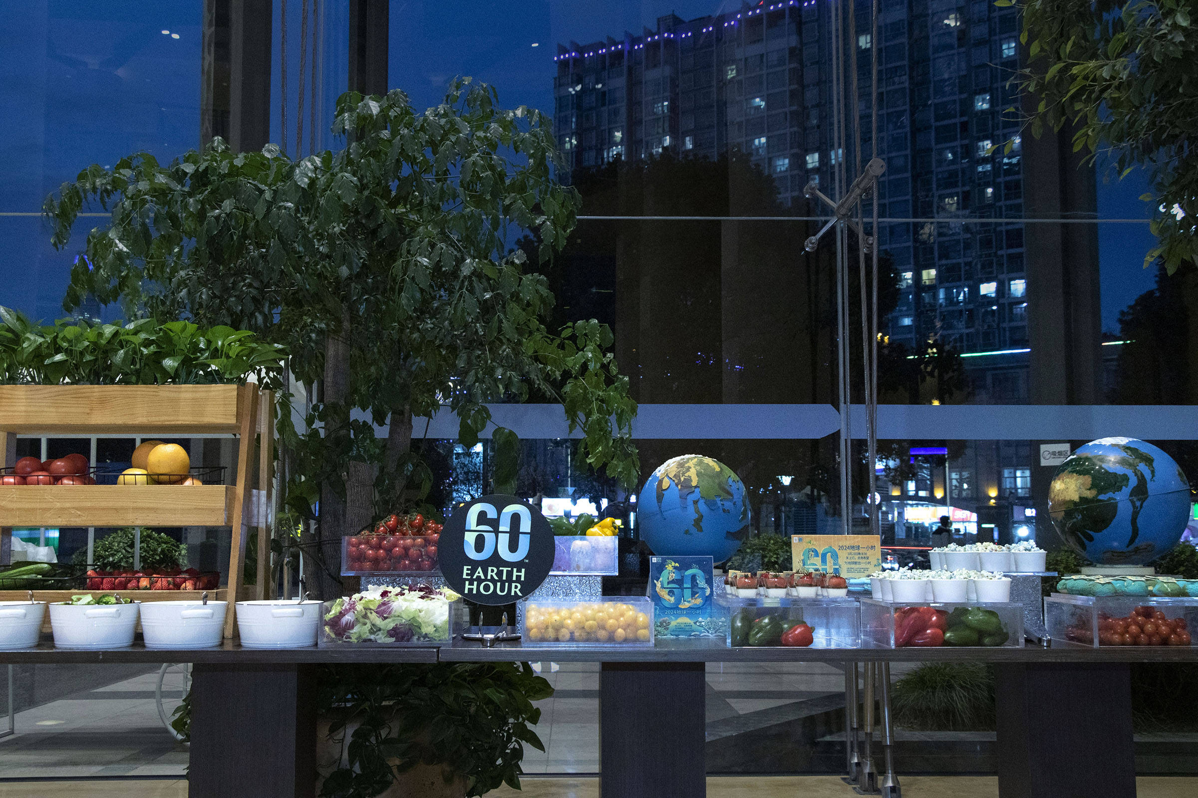 上海浦东喜来登由由综合体关闭灯光参与环境保护活动