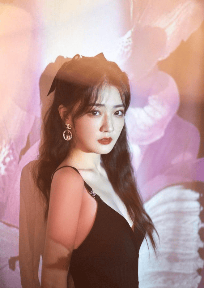 原创29岁徐璐惊艳登场饱满身材引热议人间尤物魅力何在