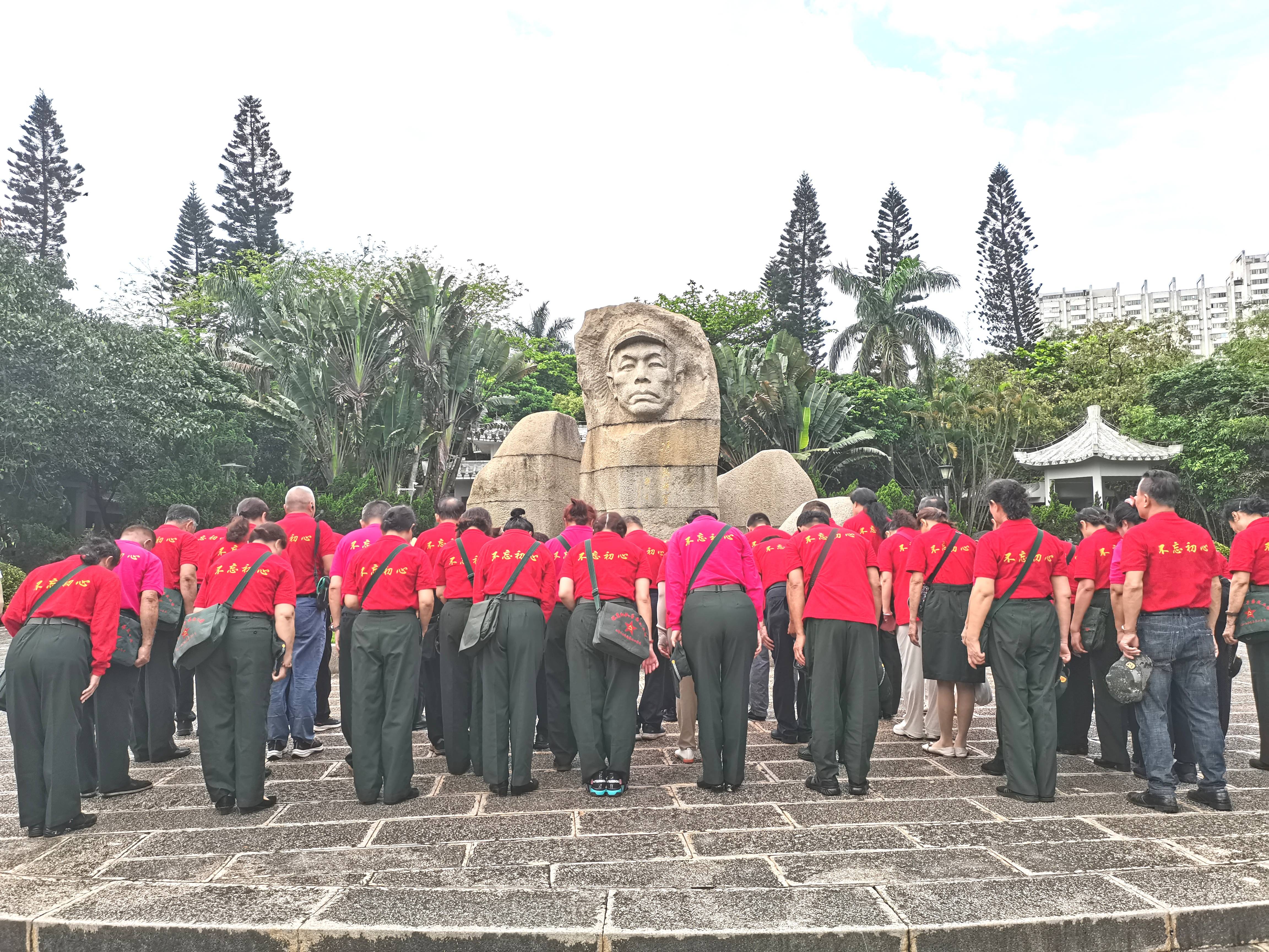 海口市关工委开展清明时节祭奠革命英烈活动_海南_纪念碑_爱国主义