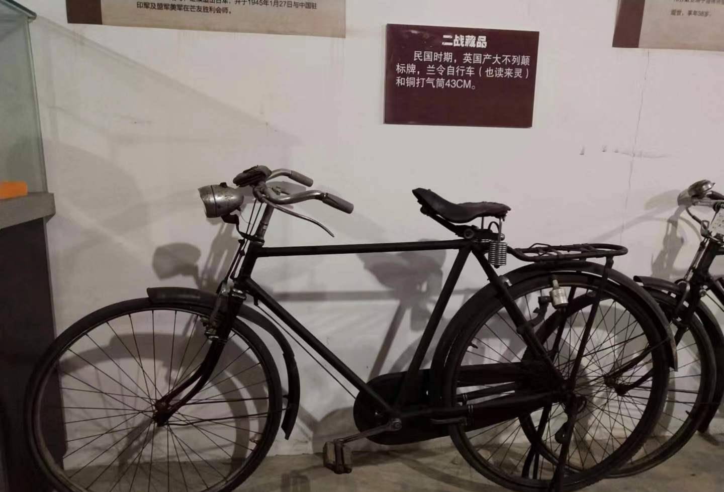 办事处通讯员,有的时候把自行车准备好,大门一开就冲出去,在大街小巷