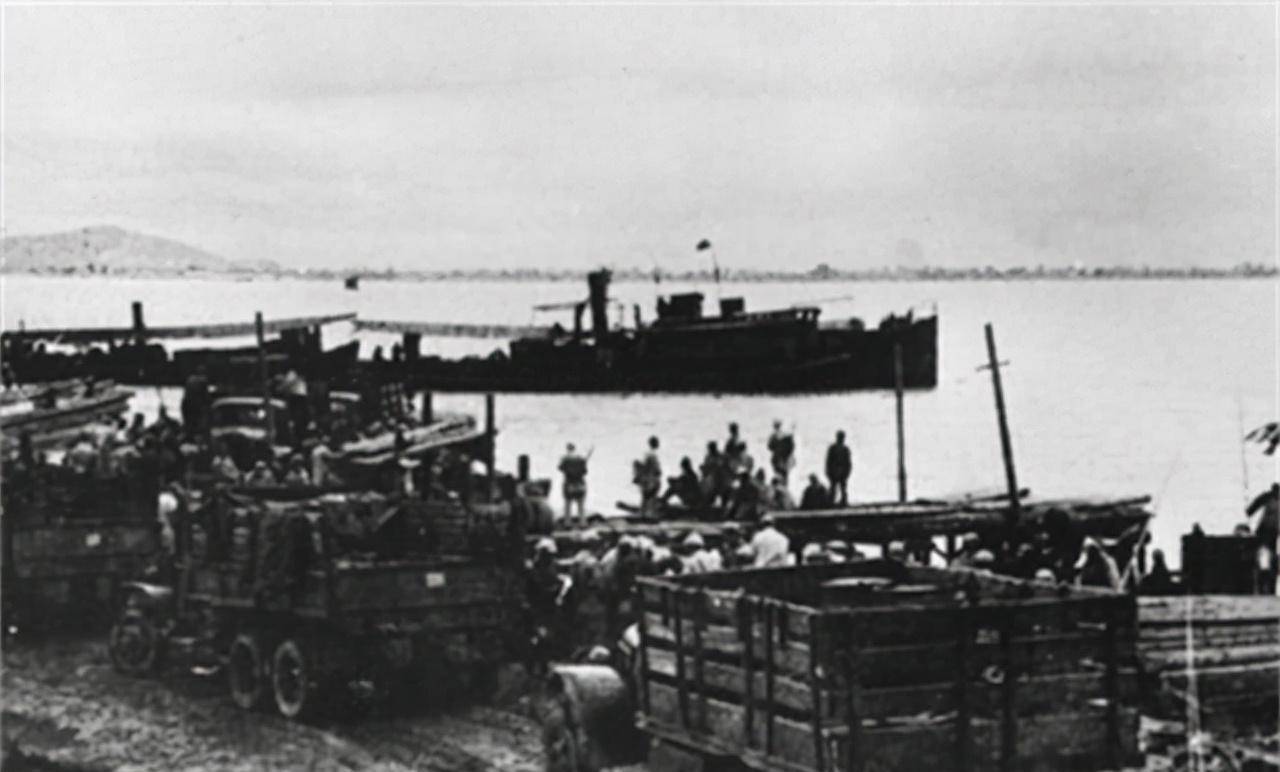 渡江战役带领战士们攻入"总统府"1949年春天,随着淮海战役逐渐落下