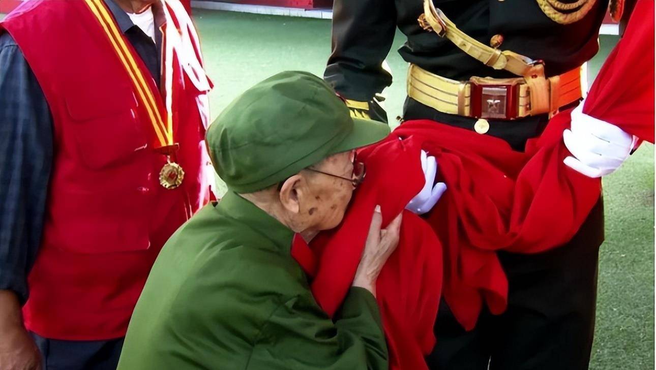 原创这一吻感动全国2019年94岁老兵深情亲吻国旗久久不离开