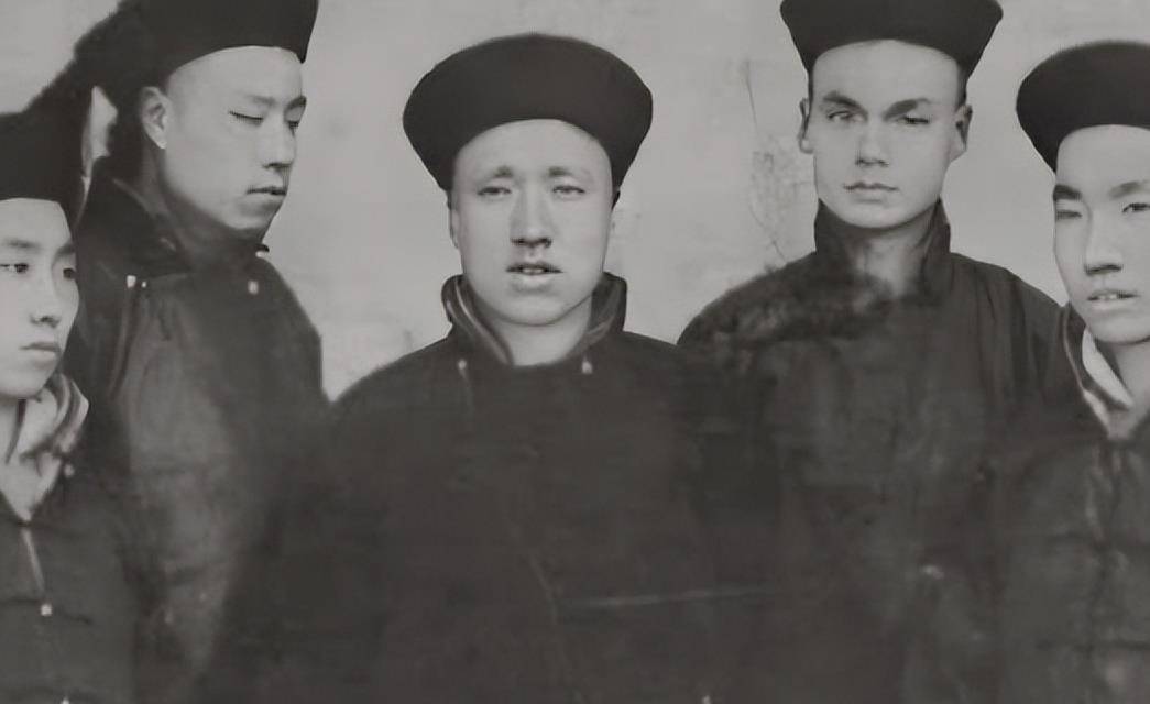 原创晚清大内侍卫什么样虎背熊腰手持利刃每个人都面露凶光