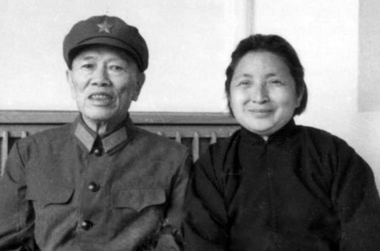 战士从报纸上认出父亲,指导员却说:别乱想了,那是高级首长_邓华_邓贤