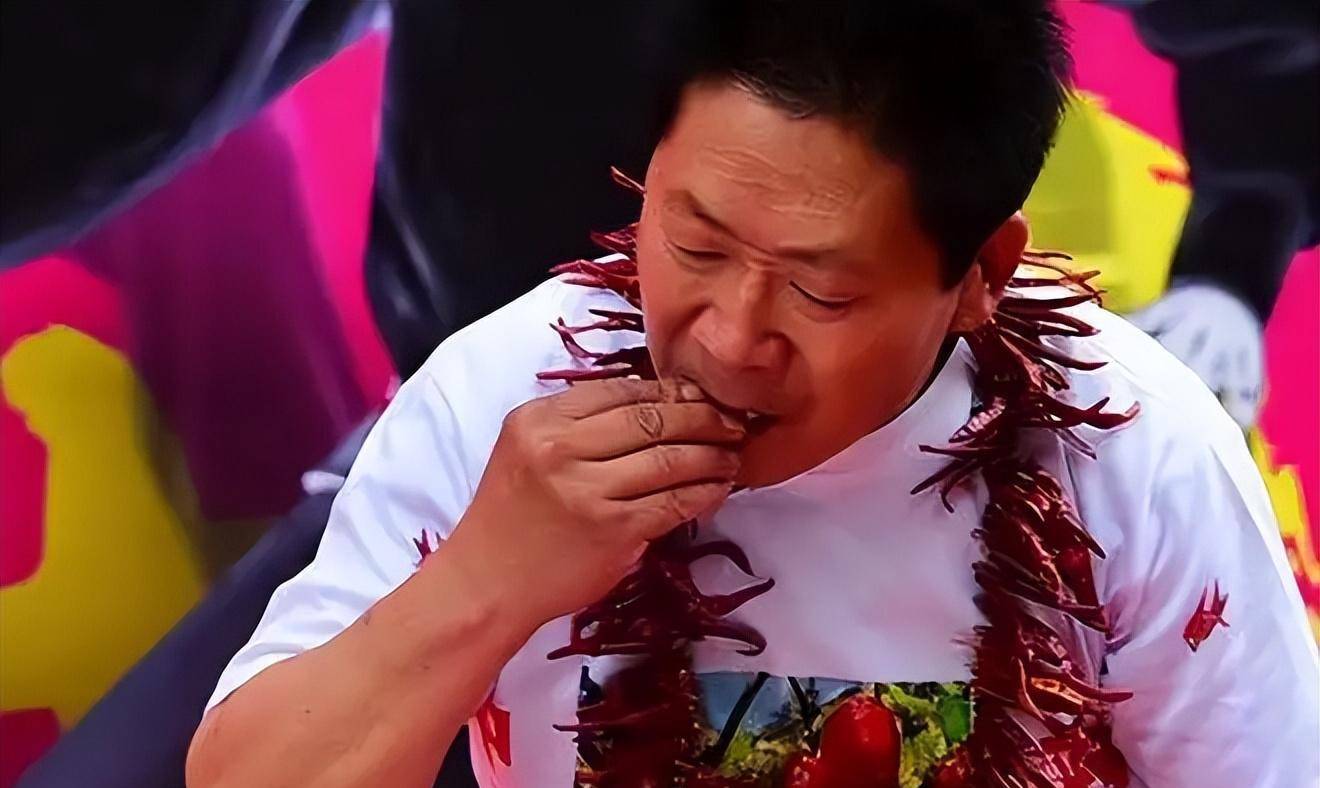 原创辣王李永志每天5斤辣椒配白酒破世界纪录最后胃穿孔被送医