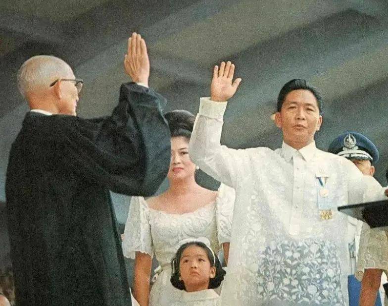 原创大贪马科斯家中数吨黄金29架私人飞机拖垮一国经济