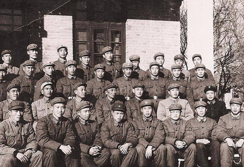 武汉军区的政委钟汉华与司令员陈再道被错误地认定是"百万雄师"派的