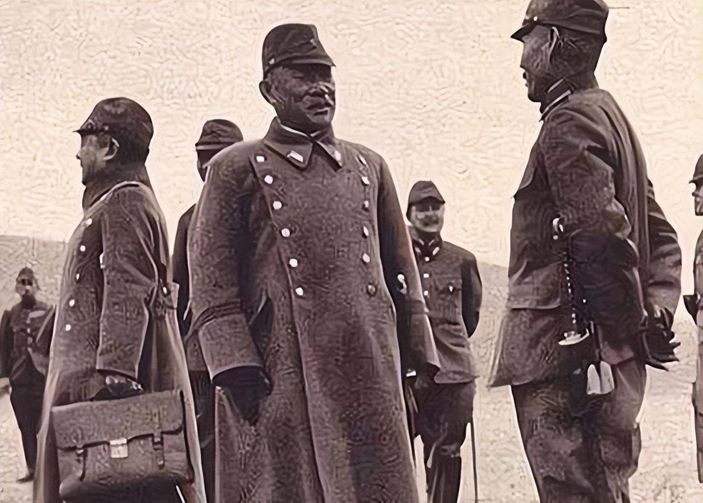 原创他身高一米二13岁参军94岁在天安门深情亲吻国旗