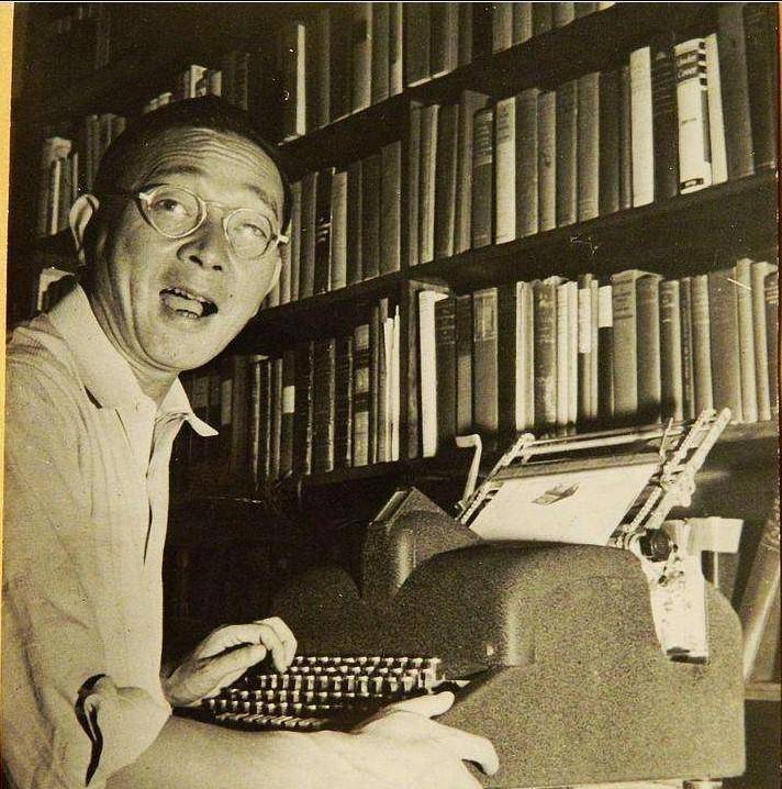 图 | 林语堂与他的打字机盛怒之下的林语堂干脆撕破脸皮,和赛珍珠打起