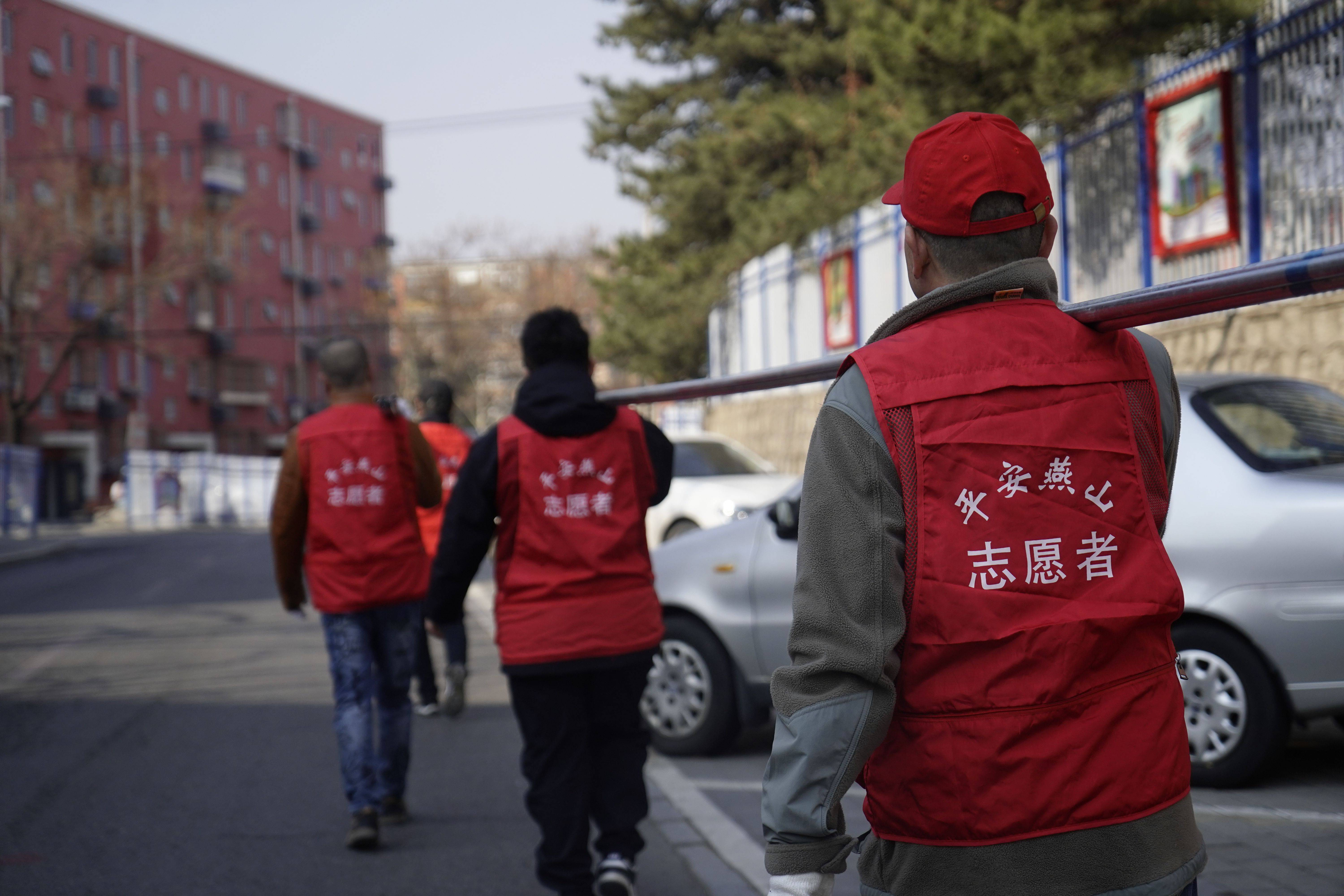 "578"志愿服务队)的志愿者们积极支持社区创城工作,为公园铺设一条