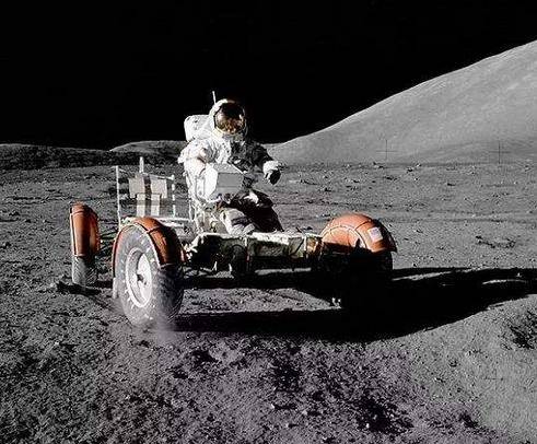 因为嫦娥5号在离地两米时就关闭了系统,有一个坠落的过程.