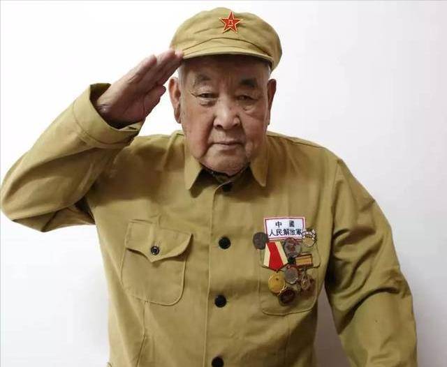 原创百战老兵隐姓埋名60年荣获9枚军功章为何向家人隐藏身份