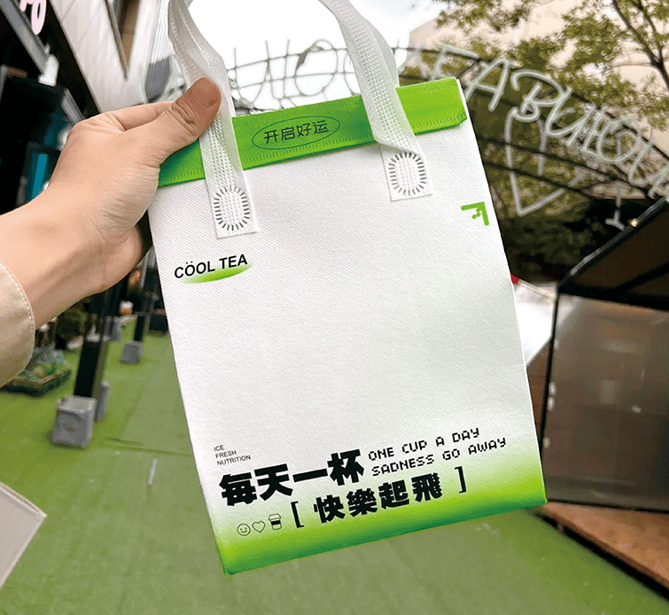 纸杯和纸吸管以其环保,卫生的特性,吸引了众多酒店和餐饮企业负责人的