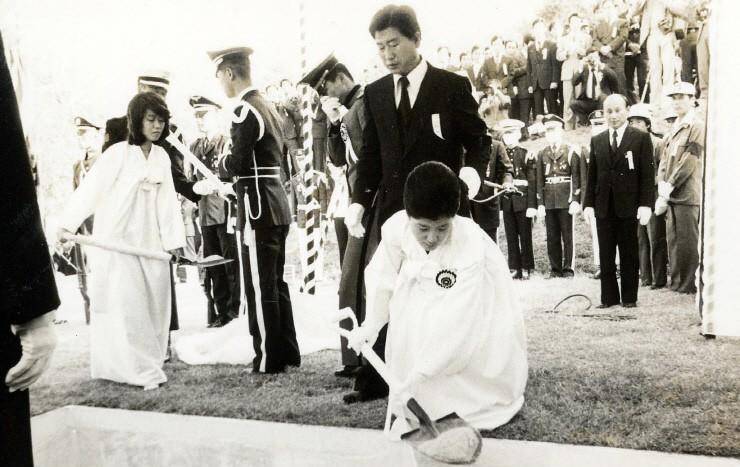 韩国前总统朴正熙盛大葬礼葬礼横幅用汉字书写汉城百万人送行