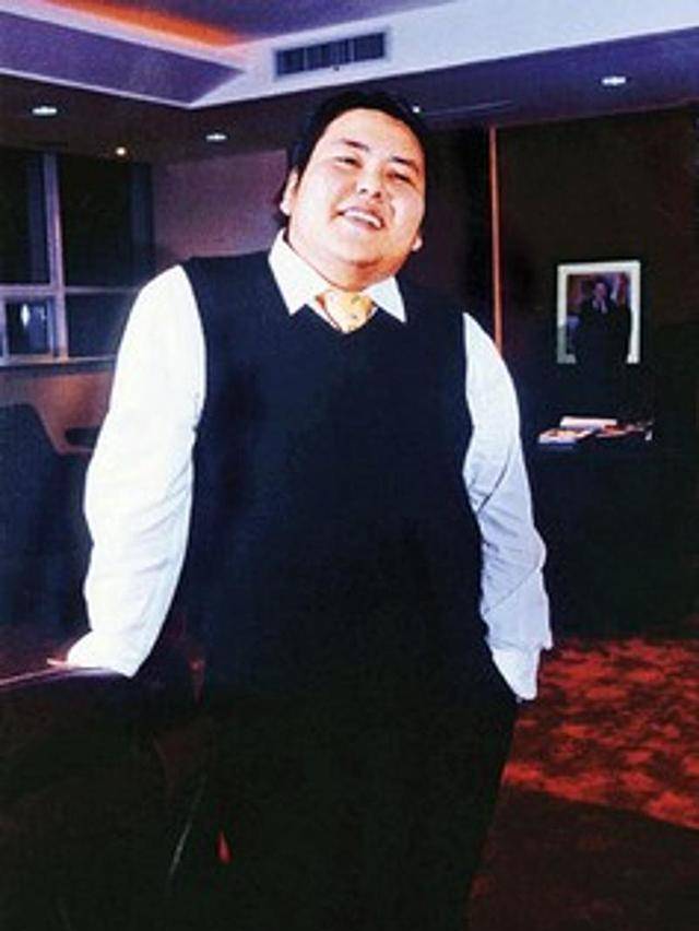 父遭枪杀22岁接班27岁问鼎首富豪娶明星今败光资产成老赖