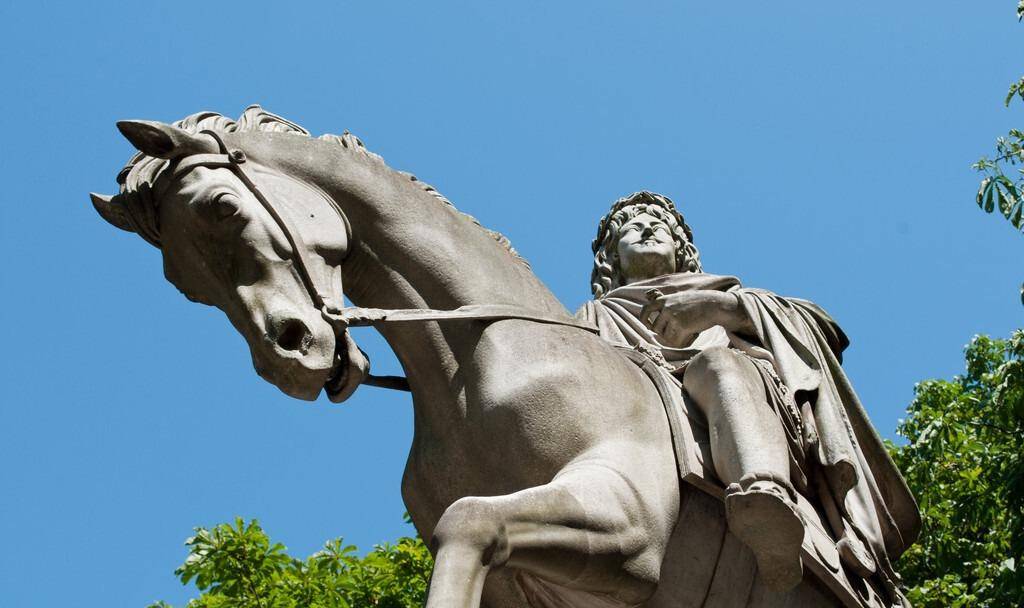 亨利四世雕像然而没过多久,亨利四世就在完成了强化中央集权任务之后