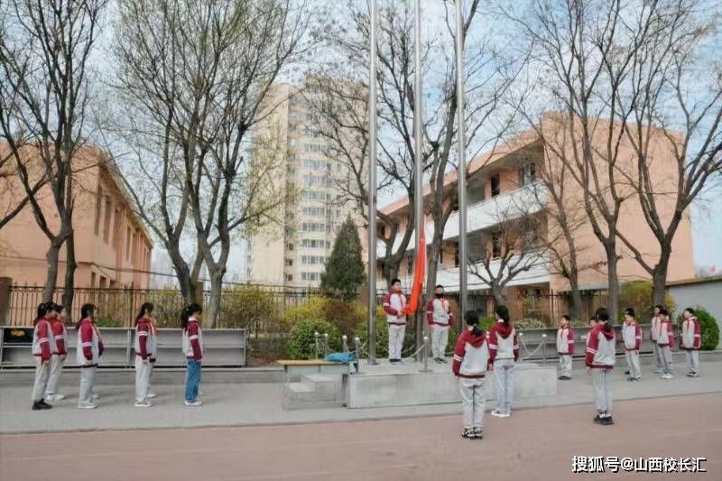 4月1日,太原市迎泽区仁杰小学全体师生齐聚大操场,举行了一场富有意义