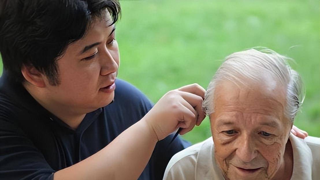 宋杨的爸爸负责饭菜,宋杨和妈妈都是医生,可以陪汉斯做康复训练.