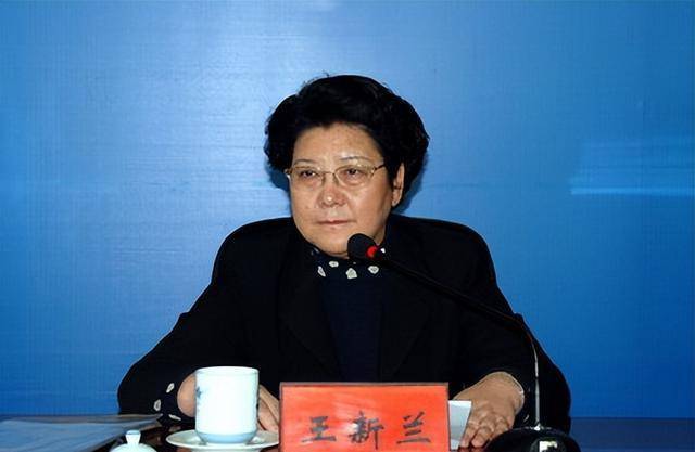 很快王新国就发现了小妹的心思,她鼓励道:"如果你想参加红军,就要自己