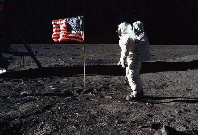 原创美国阿波罗登月计划是造假看看这些当年的高清登月照片就明白了